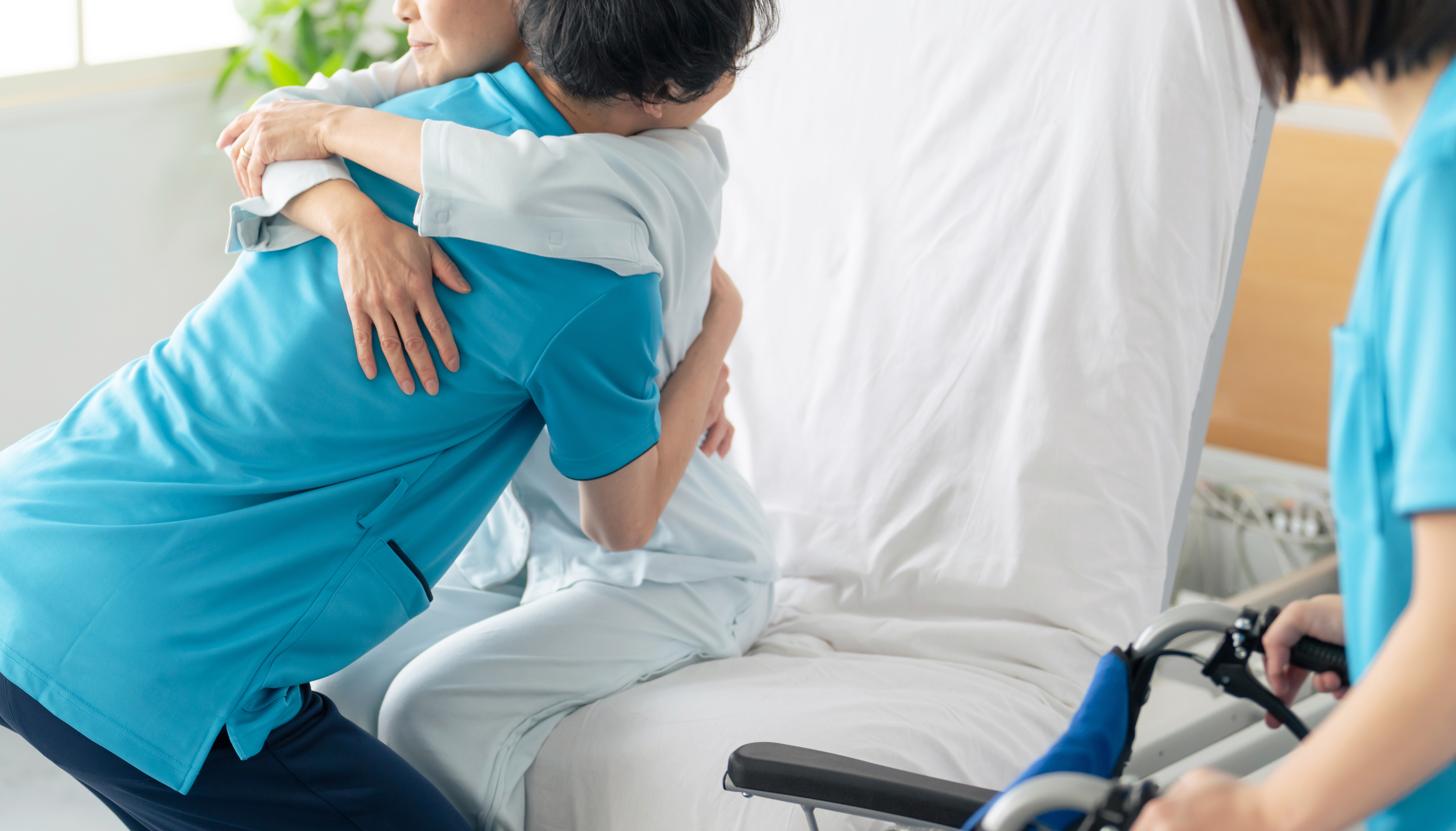 移乗介助中の事故（車いすやベッド）は損害賠償請求できる？