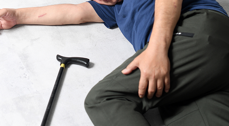 家族が介護施設で転倒・転落事故…骨折の法的責任を問えるか？